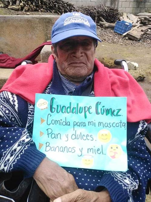 Don Guadalupe tambi&eacute;n pide comida para su mascota. 