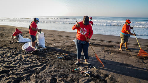 Cerveza Gallo, iniciativa, EcoPlaya, limpieza, reciclaje, Semana Santa, Puerto, desechos, playa, Guatemala, Soy502