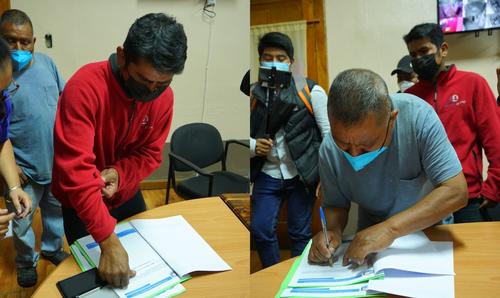 Campesinos sorprendidos robando pacayas firman contratos para trabajar en la Municipalidad de Carchá. (Foto: Facebook/Muni Carchá)