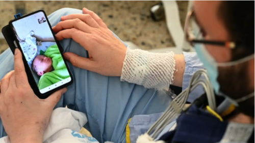 Antonio Salvador observa a través de su celular a su primer hijo que nació el mismo día que recibió su nuevo corazón. (Foto: El Español)