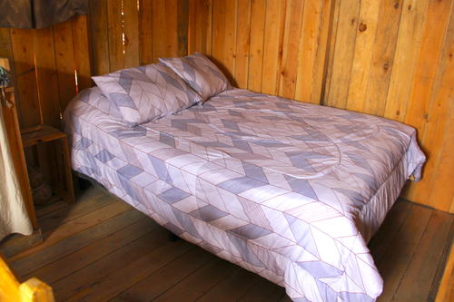 Las cabañas cuentan con una cama principal y dos juegos camas dobles. (Foto: Fredy Hernández/Soy502)