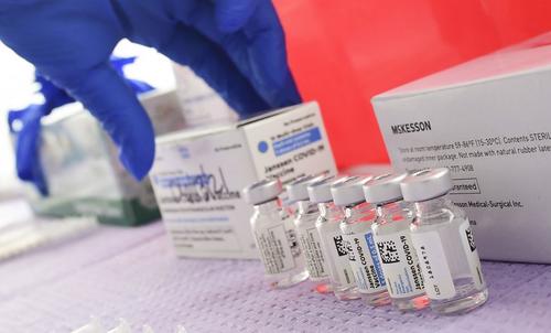 Hasta este miércoles se han detectado siete casos de personas que desarrollaron coágulos cerebrales tras recibir la vacuna. (Foto: AFP)