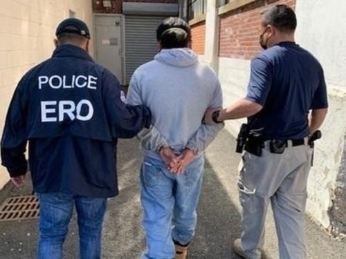 El inmigrante guatemalteco durante su arresto. (Foto: El Diario) 