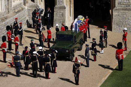 El ataúd del Duque de Edimburgo fue transportado en un vehículo Land Rover que él diseñó. (Foto: captura de video)