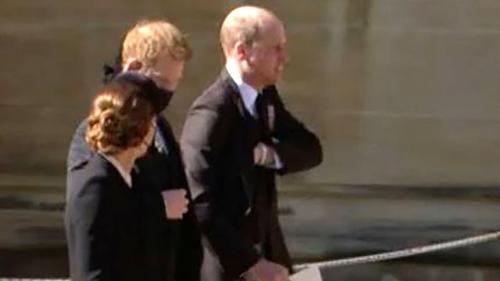 El príncipe William, Harry y Kate Middleton salen juntos de St. George´s Chapel, luego del funeral. (Foto: Infobae)