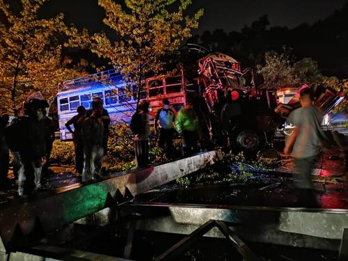 El bus quedó empotrado en la estructura vial tras perder el control la noche del martes. (Foto: Bomberos Voluntarios)