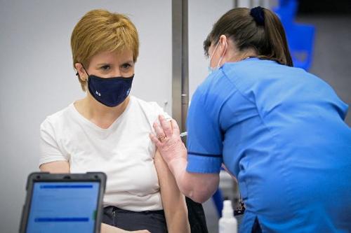 Nicola Sturgeon, primer ministra de Escocia, recibi&oacute; la vacuna de AstraZeneca recientemente. (Foto: AFP)