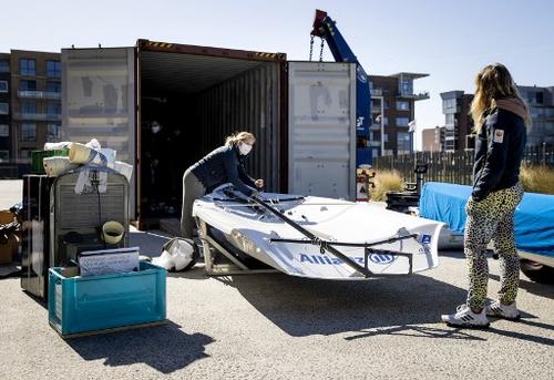 El equipo deportivo acuático holandés alista sus botes desde Scheveningen, cerca de La Haya en caso se autorizan los juegos. (Foto: AFP)