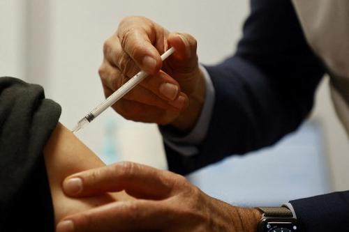 Tanto las vacunas de AstraZeneca como las Johnson & Johnson han presentado como efecto secundario la formación de raros coágulos de sangre. (Foto: AFP)