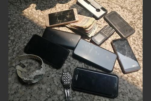 Los detenidos tenían diez teléfonos celulares que habían robado minutos antes. (Foto: PNC)