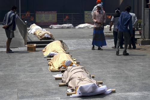 En los centros crematorios se encuentran cientos de cuerpos esperando ser incinerados. (Foto: AFP)
