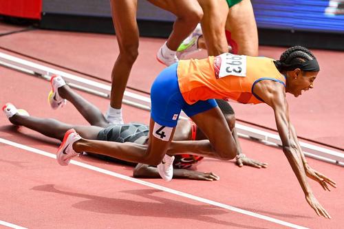 Momento en que la holandesa Sifan Hassan cae en plena competencia. (Foto: Getty Images)