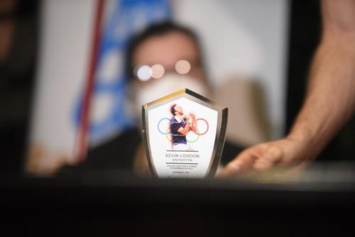 Este fue el reconocimiento que entregó Cultura y Deportes a Kevin Cordón. 