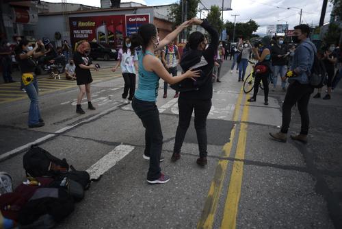 Un grupo de manifestantes bailó durante el bloqueo que se realizó en la Calle Martí. (Foto: Wilder López/Soy502)