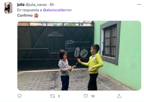 niños jugando raquetas