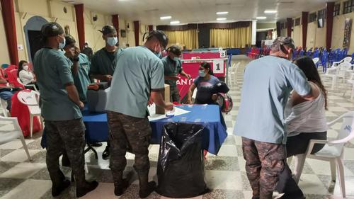 Personal militar atiende a los guatemaltecos. (Foto: Ministerio de la Defensa) 
