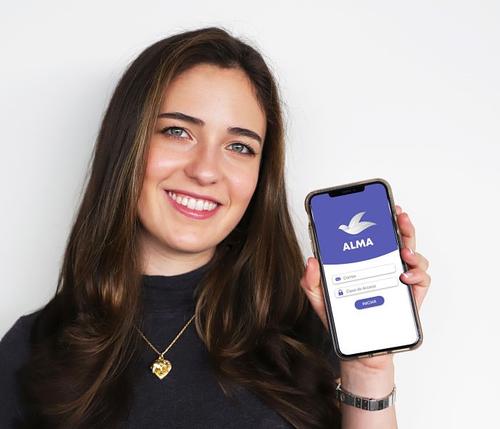 La m&eacute;dico guatemalteca fue premiada como innovadora latina destacada. (Foto: MIT Technology Review)