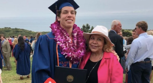 Joseph durante su graduación junto a su madre Mildred Baena. (Foto: Instagram)