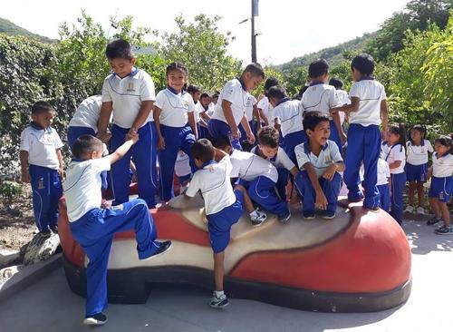 Cuando llegaron los zapatos a la escuela, los niños no dejaban de jugar sobre ellos. (Foto: Ricardo Arjona)