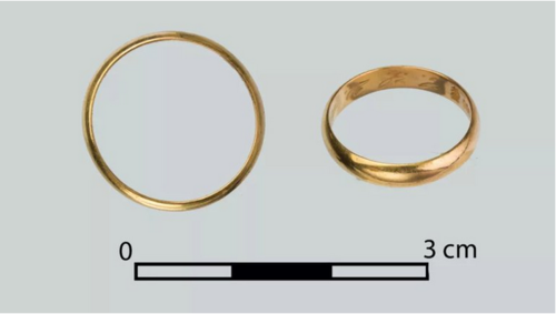 Por medio de un anillo se ha podido identificar a una de las víctimas de la masacre. (Foto: D. Frymark; Antiquity Publications Ltd.)