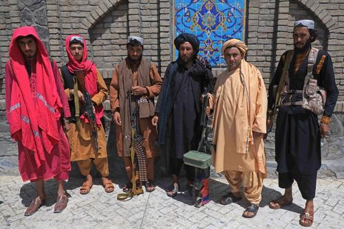Los talibanes son estrictos con los códigos de vestimenta para los ciudadanos de Afganistán. (Foto: AFP)