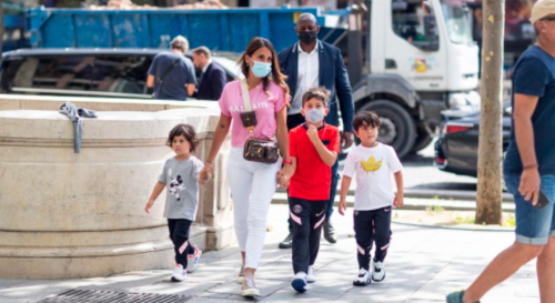 Antonella con sus hijos por París