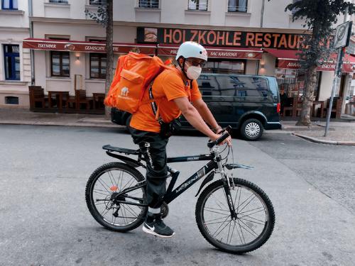 Ahora Sadaat es repartidos de pizzas en bicicleta en Alemania. (Foto: Twitter)