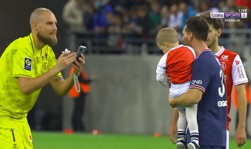 Predrag Rajković tomando una foto de su hijos en brazos de Messi. (Foto: PSG)