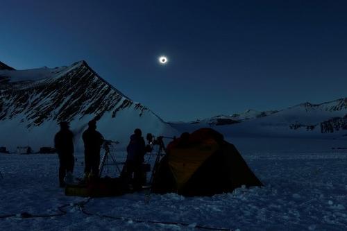 Los cient&iacute;ficos estudiaron el eclipse. (Foto: AFP)