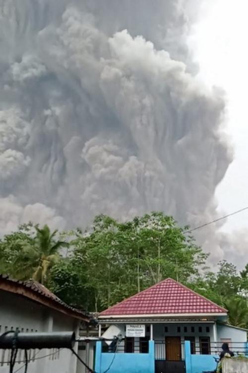 La agencia Nacional de desastres de Indonesia muestra el momento de la erupción. (Foto: AFP)