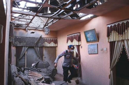 La erupción provocó la destrucción total y parcial de varias viviendas. (Foto: AFP)