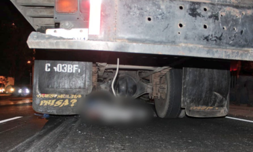 El motorista termin&oacute; bajo las llantas del cami&oacute;n. (Foto: bomberos Municipales)