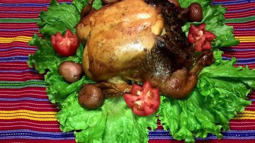 Las gallinas rellenas son un platillo que se consume en varios departamentos del país, durante las fiesta de Fin de Año. (Foto: Captura de video/Cocinando con Vilma)