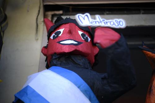 Los ingeniosos fabricantes de piñatas elaboraron varias con figuras de políticos y que representan al presidente de la República. (Foto: Wilder López/Soy502)