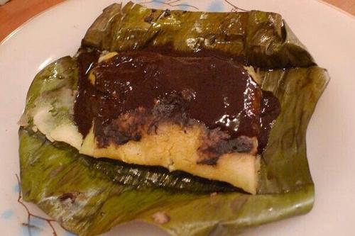 Algunos guatemaltecos prefieren degustar un tamal negro. (Foto: mcd)