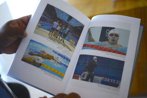 Además, el libro contiene una gran cantidad de fotografías sobre la vida deportiva y personal de Luis Carlos Martínez. (Foto: Wilder López/Soy502)