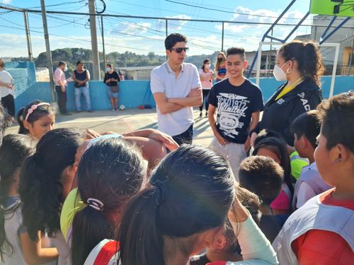 El atleta nacional visitó a varios niños que se benefician de los programas de la Fundación Olímpica Guatemalteca. (Foto: Miguel Martínez)