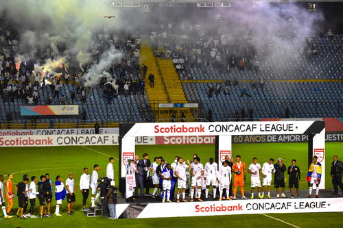 Los jugadores en el césped y la gente en las gradas, celebraron la gran victoria para el fútbol guatemalteco. (Foto: Fredy Hernández/Soy502)
