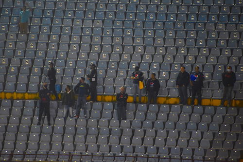 Los aficionados visitantes abandonaron el estadio tras los últimos goles de los Cremas en el segundo tiempo. (Foto: Fredy Hernández/Soy502)