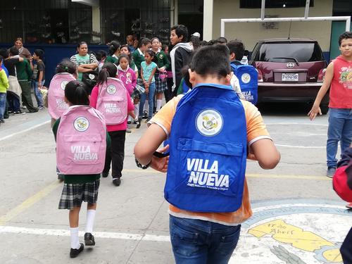 Las mochilas entregadas por Edwin Escobar siendo alcalde de Villa Nueva. (Foto: redes sociales) 