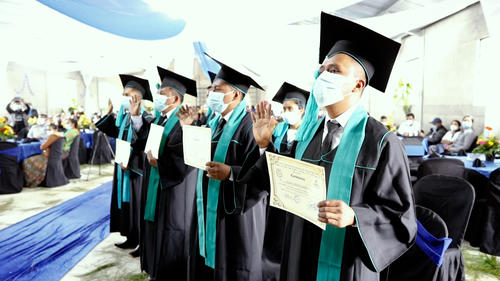 Jóvenes de Carchá, Hidroeléctrica Renace, graduación, Ministerio de Educación, Perito en Desarrollo Comunitario, diversificado, Guatemala, Soy502