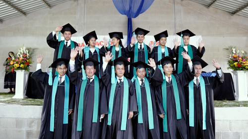 Jóvenes de Carchá, Hidroeléctrica Renace, graduación, Ministerio de Educación, Perito en Desarrollo Comunitario, diversificado, Guatemala, Soy502