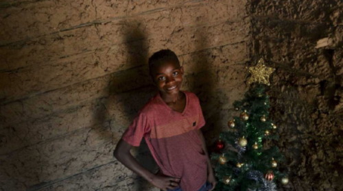 El niño recibió un árbol artificial de tamaño natural para su casa. (Foto: AFP)