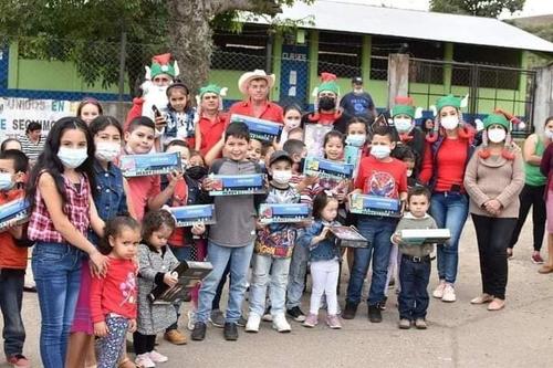 "Tres Kiebres" llevó regalos a niños de varias comunidades rurales de ese municipio. (Foto: El Gráfico de Oriente)