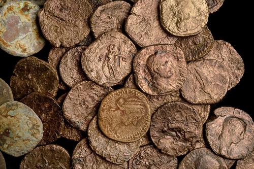 Vista de las monedas de bronce de la época romana. (Foto: Facebook Autoridad de Antigüedades de Israel) 