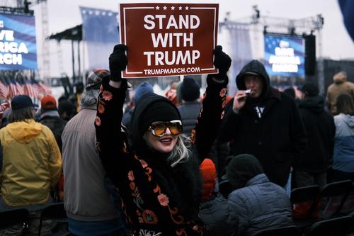 Una mujer llegó con este cártel para apoyar a Trump. (Foto: AFP) 