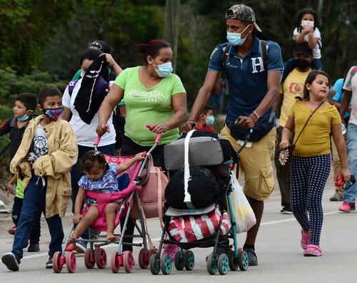 Familias participan en la caravana de migrantes que se dirige a EEUU. (Foto: AFP) 