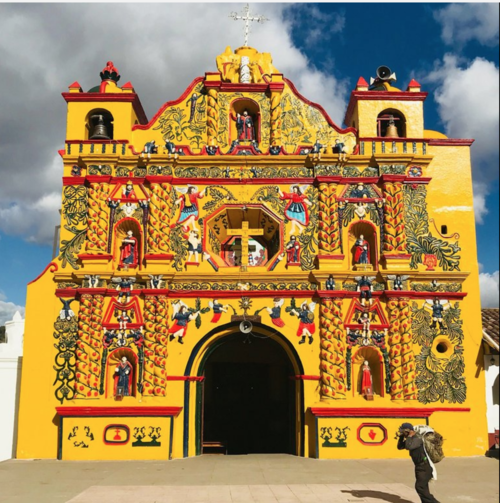 Vista de la fachada de la famosa iglesia en San Andrés Xecul, Totonicapán. (Foto: tripadvisor.com) 
