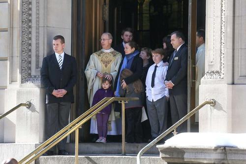 Su familia lo acompa&ntilde;&oacute; el d&iacute;a de su funeral, una triste final para una estrella de Hollywood. 