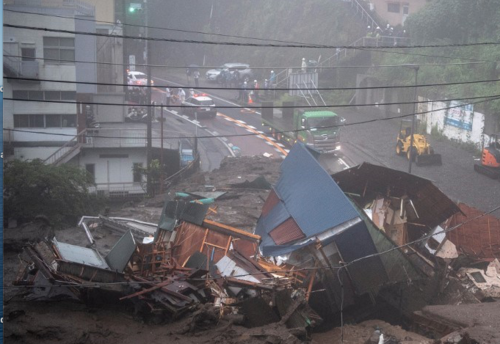El derrumbe ya cobró la vida de dos personas. (Foto: AFP)